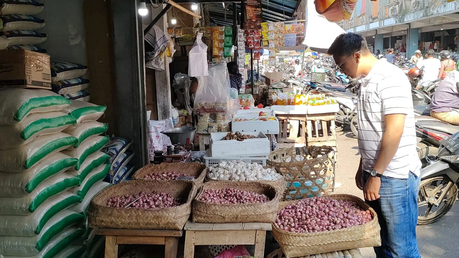 Unit Intelkam Polsek Bangli, Cek Harga Dan Ketersediaan Stock Sembako Di Pasar Kidul
