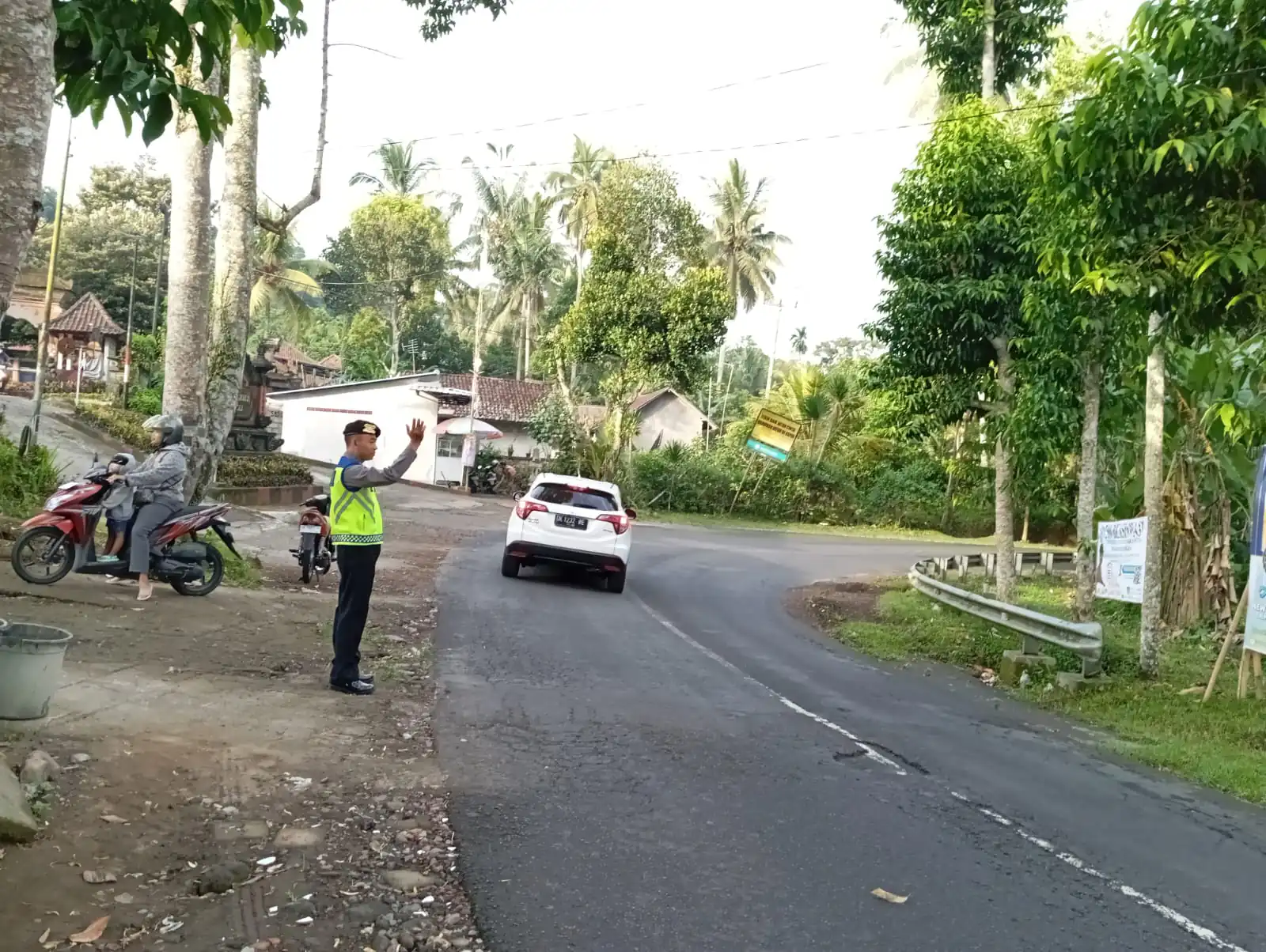 Beri Pelayanan Kepada Masyarakat Dipagi Hari, Personil Polsek Bangli Laksanakan Pengaturan