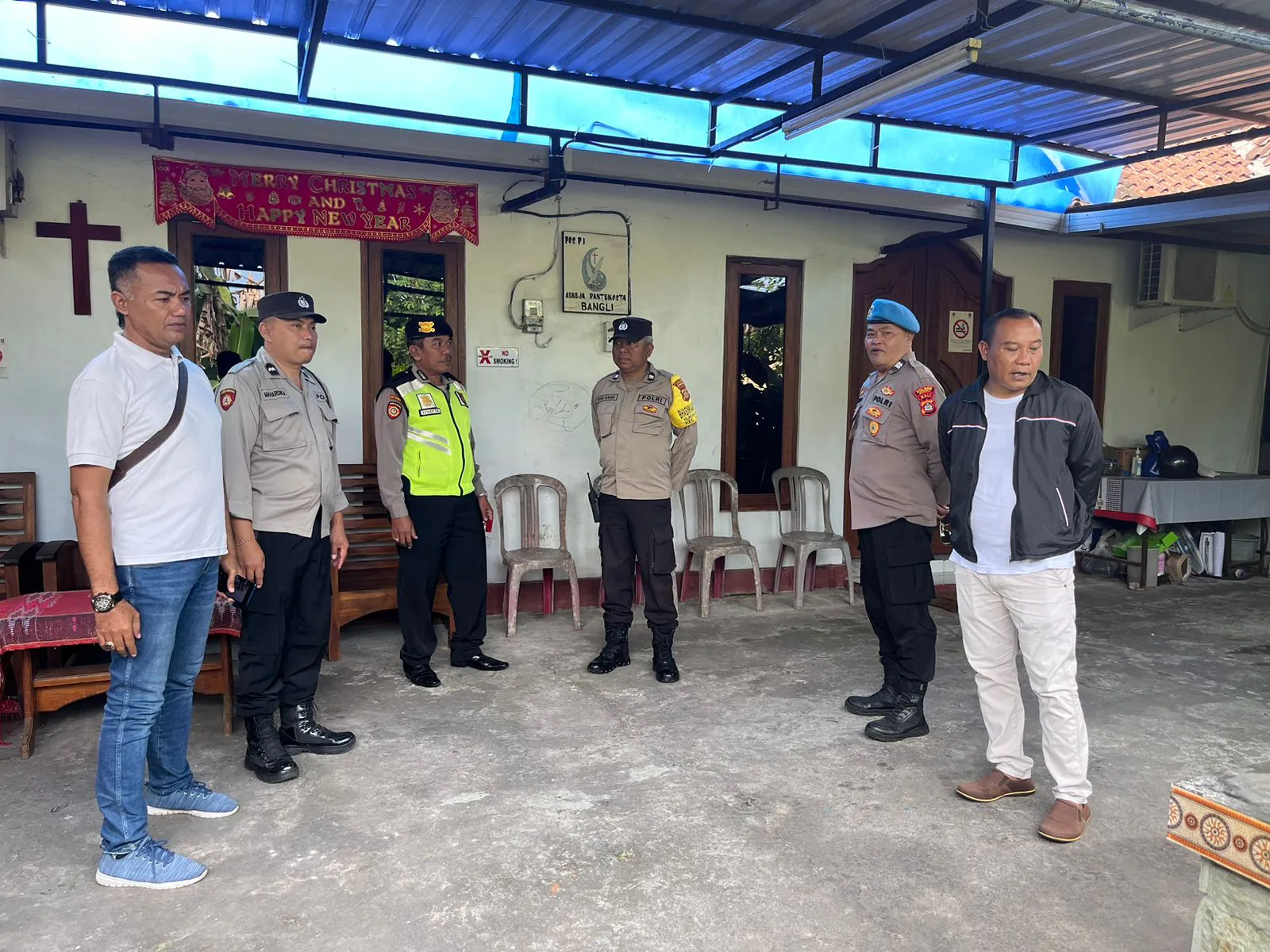 Beri Rasa Aman, Personil Gabungan Polsek dan Polres Bangli Amankan Kegiatan Ibadah Umat Nasrani