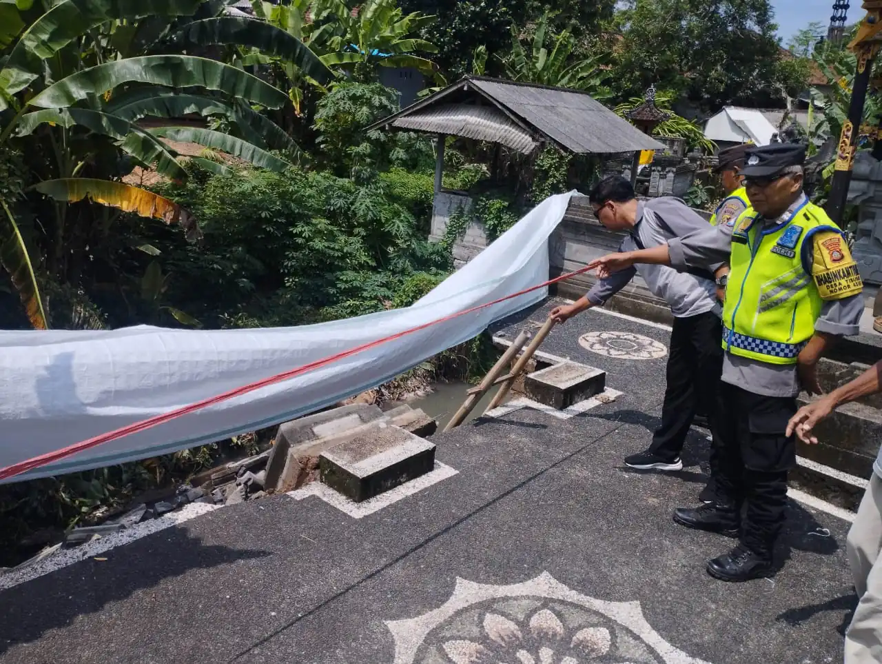 Bhabinkamtibmas Tanggap & Respon Cepat bencana longsor warga Binaan, di Banjar Tegal Temu Kelod, Desa Tibubiu, Kec. Kerambitan, Kab. Tabanan