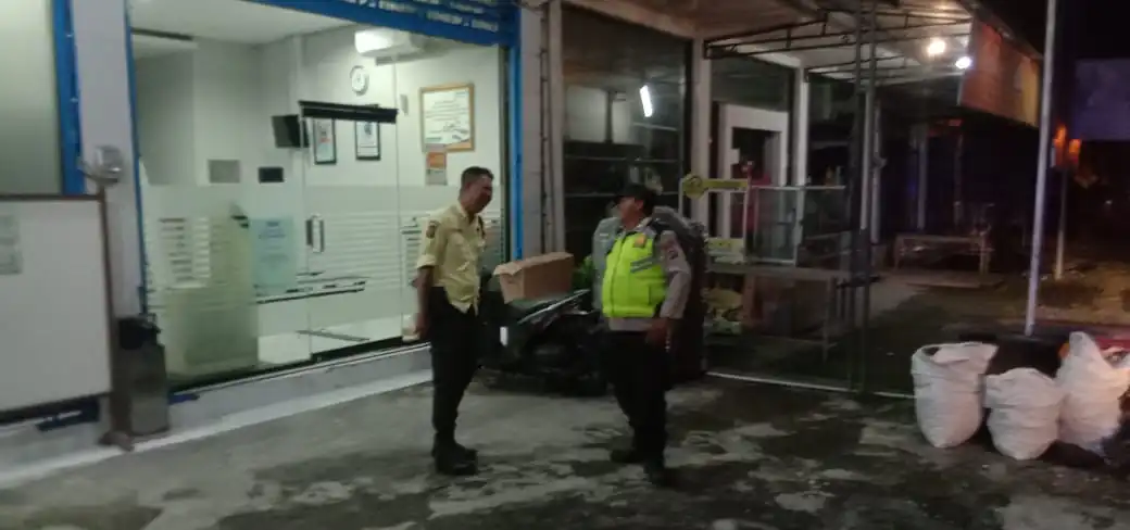 BLUE LIGHT ANTISIPASI KEJAHATAN DIMALAM HARI PERSONIL POLSEK SUSUT MELAKSANAKAN KEGIATAN PATROLI BLUE LIGHT