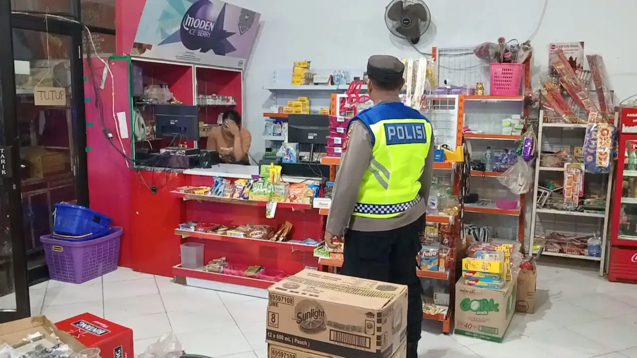 BLUE LIGHT ANTISIPASI KEJAHATAN DIMALAM HARI PERSONIL POLSEK SUSUT MELAKSANAKAN KEGIATAN PATROLI BLUE LIGHT