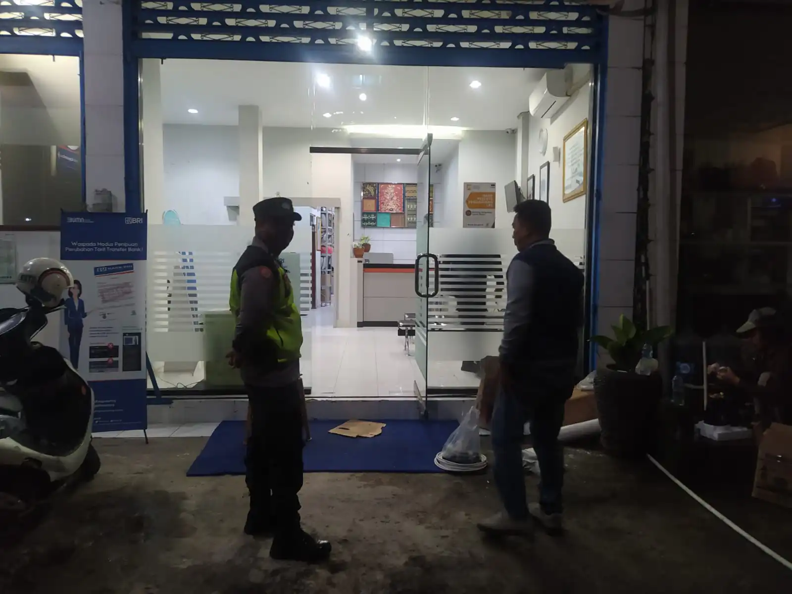 BLUE LIGHT ANTISIPASI KEJAHATAN DIMALAM HARI PERSONIL POLSEK SUSUT MELAKSANAKAN KEGIATAN PATROLI BLUE LIGHT.