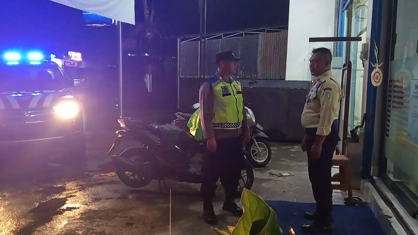 BLUE LIGHT ANTISIPASI KEJAHATAN DIMALAM HARI PERSONIL POLSEK SUSUT MELAKSANAKAN KEGIATAN PATROLI BLUE LIGHT.