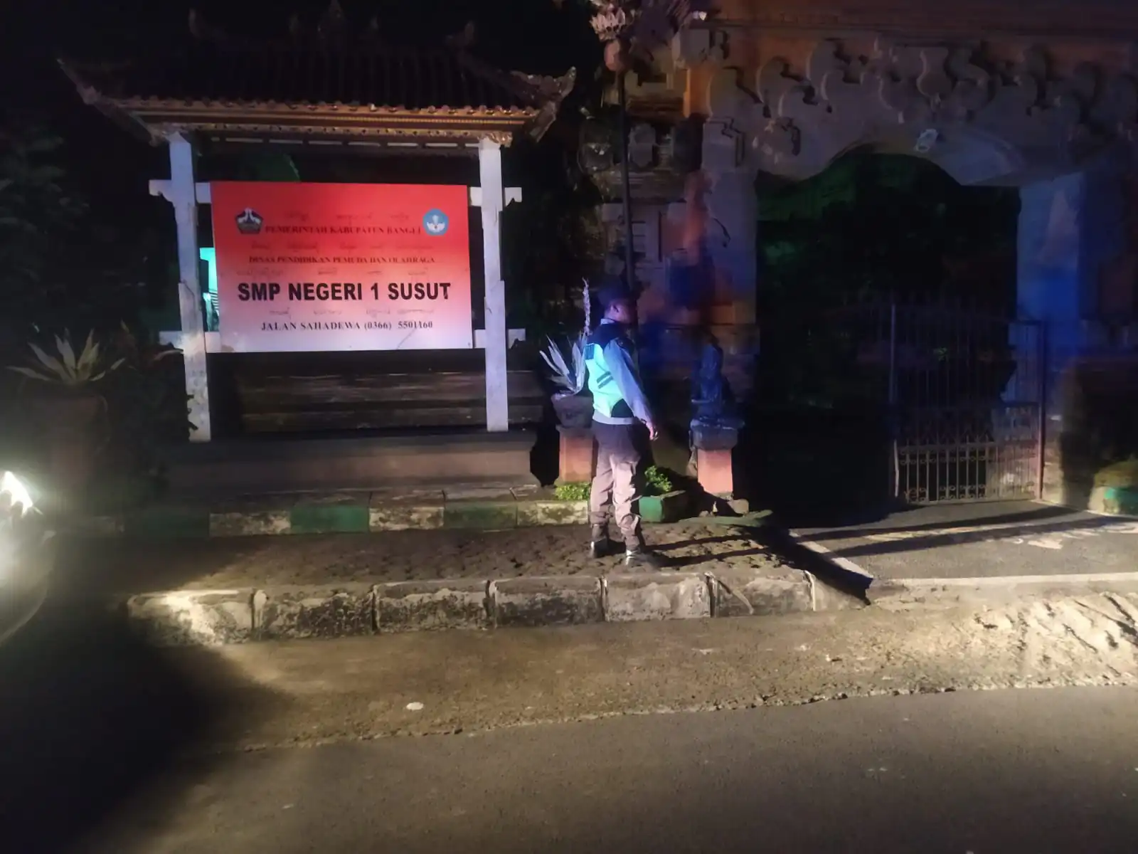 BLUE LIGHT ANTISIPASI KEJAHATAN DIMALAM HARI PERSONIL POLSEK SUSUT MELAKSANAKAN KEGIATAN PATROLI BLUE LIGHT.