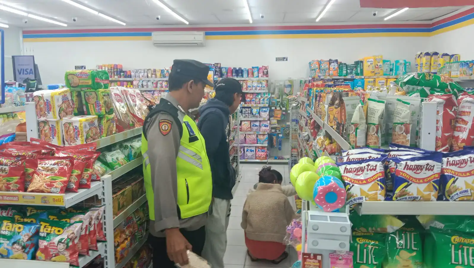 BLUE LIGHT ANTISIPASI KEJAHATAN DIMALAM HARI PERSONIL POLSEK SUSUT MELAKSANAKAN KEGIATAN PATROLI BLUE LIGHT.
