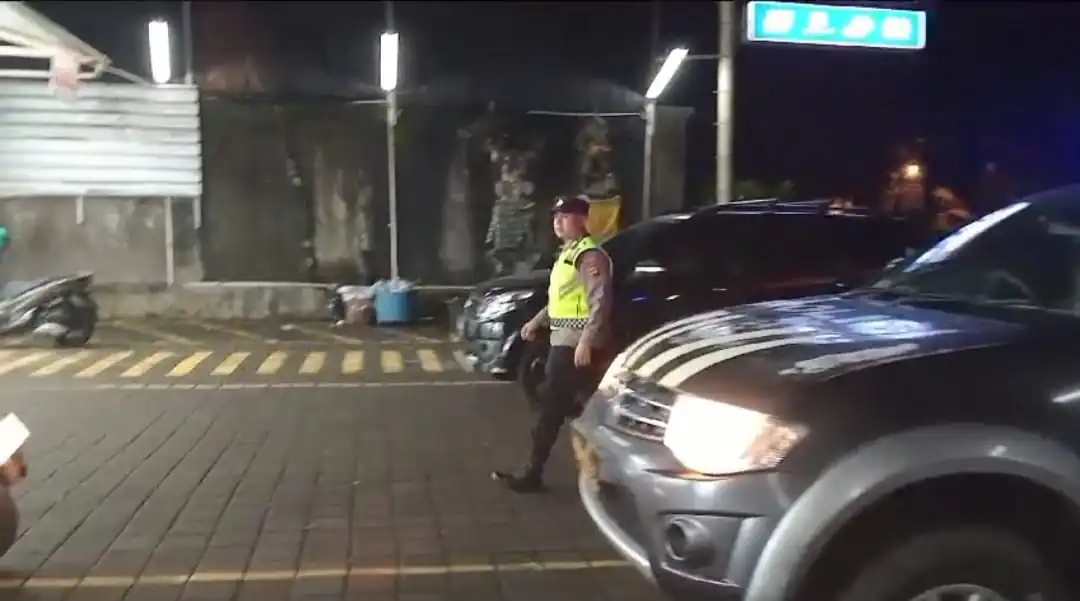 BLUE LIGHT ANTISIPASI KEJAHATAN DIMALAM HARI PERSONIL POLSEK SUSUT MELAKSANAKAN KEGIATAN PATROLI BLUE LIGHT.
