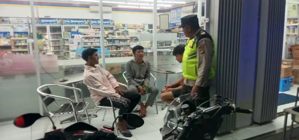 BLUE LIGHT ANTISIPASI KEJAHATAN DIMALAM HARI PERSONIL POLSEK SUSUT MELAKSANAKAN KEGIATAN PATROLI BLUE LIGHT.