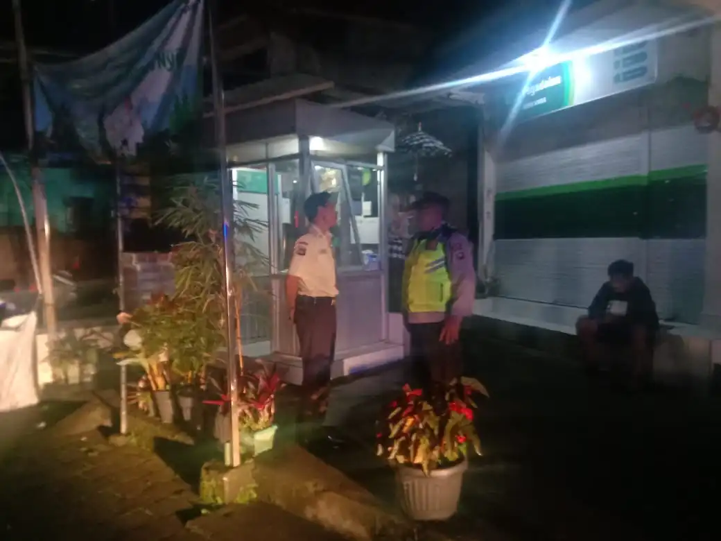 BLUE LIGHT ANTISIPASI KEJAHATAN DIMALAM HARI PERSONIL POLSEK SUSUT MELAKSANAKAN KEGIATAN PATROLI BLUE LIGHT
