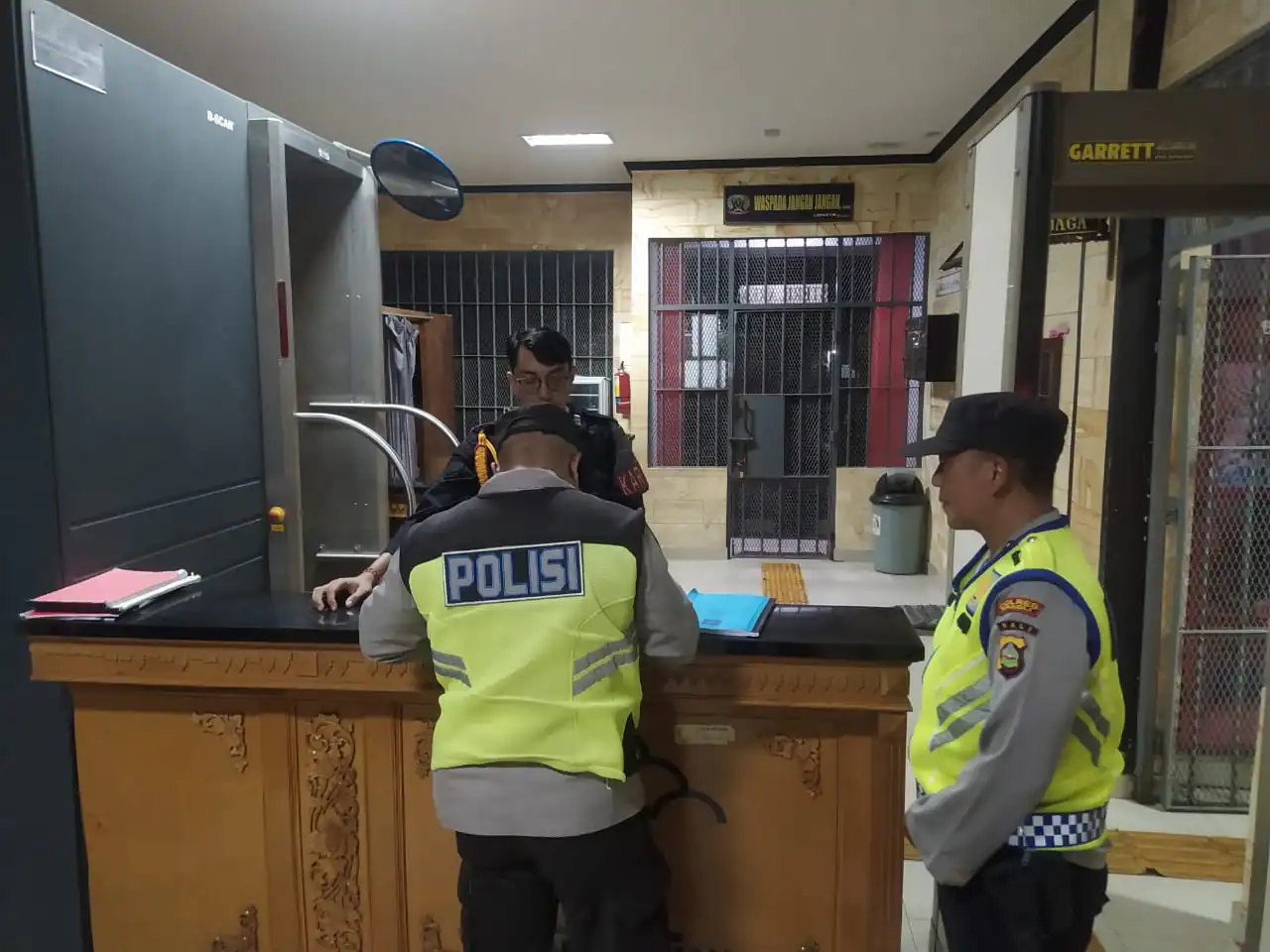 BLUE LIGHT ANTISIPASI KEJAHATAN DIMALAM HARI PERSONIL POLSEK SUSUT MELAKSANAKAN KEGIATAN PATROLI BLUE LIGHT
