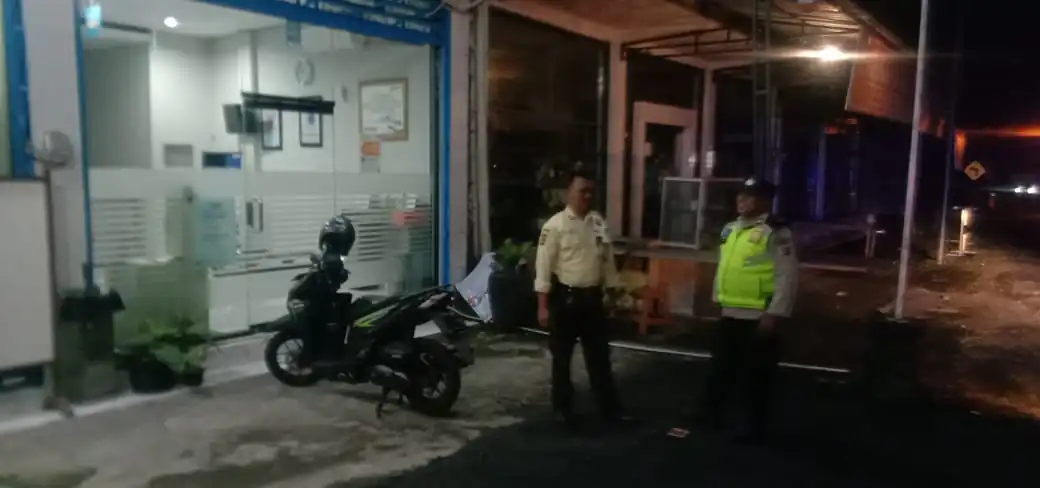BLUE LIGHT ANTISIPASI KEJAHATAN DIMALAM HARI PERSONIL POLSEK SUSUT MELAKSANAKAN KEGIATAN PATROLI BLUE LIGHT.