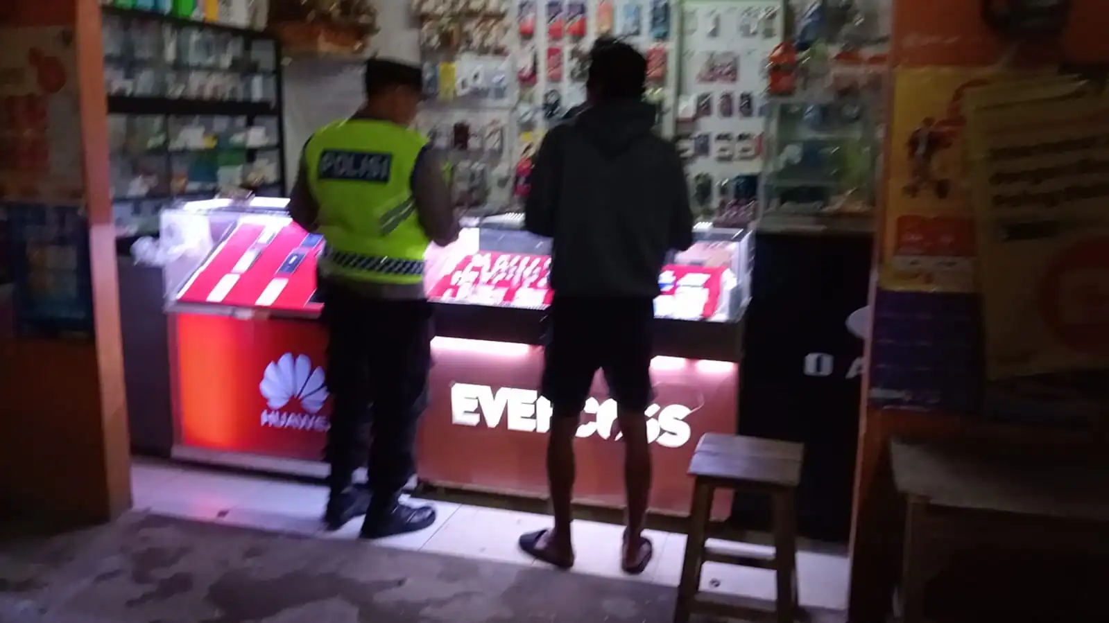 BLUE LIGHT ANTISIPASI KEJAHATAN DIMALAM HARI PERSONIL POLSEK SUSUT MELAKSANAKAN KEGIATAN PATROLI BLUE LIGHT.