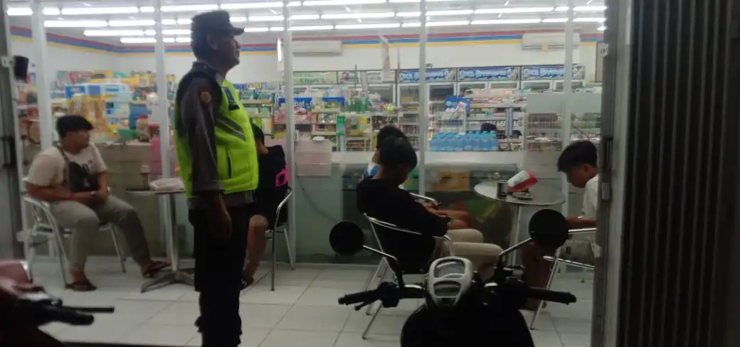 BLUE LIGHT ANTISIPASI KEJAHATAN DIMALAM HARI PERSONIL POLSEK SUSUT MELAKSANAKAN KEGIATAN PATROLI BLUE LIGHT.