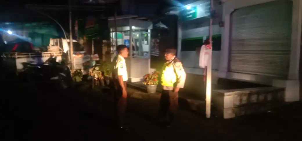BLUE LIGHT ANTISIPASI KEJAHATAN DIMALAM HARI PERSONIL POLSEK SUSUT MELAKSANAKAN KEGIATAN PATROLI BLUE LIGHT.