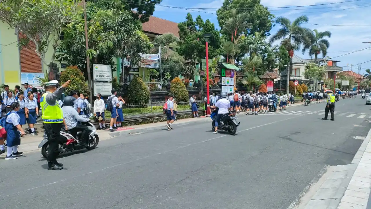 Bubaran Sekolah, Unit Lantas Polsek Bangli Laksanakan Pengaturan Di Depan Sekolah
