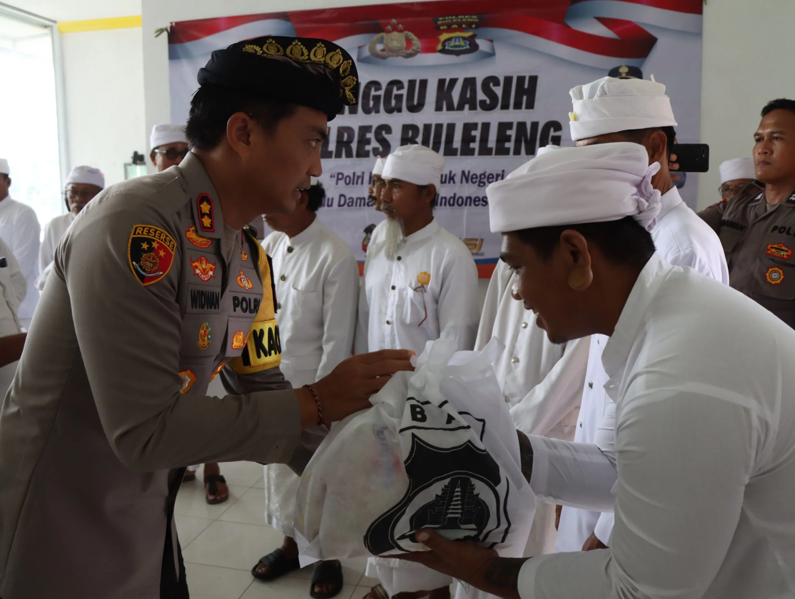 Jaga Kamtibmas, Polres Buleleng Gelar Minggu Kasih Jalin Silahturahmi Dan Tali Asih Dengan Masyarakat Banyupoh.