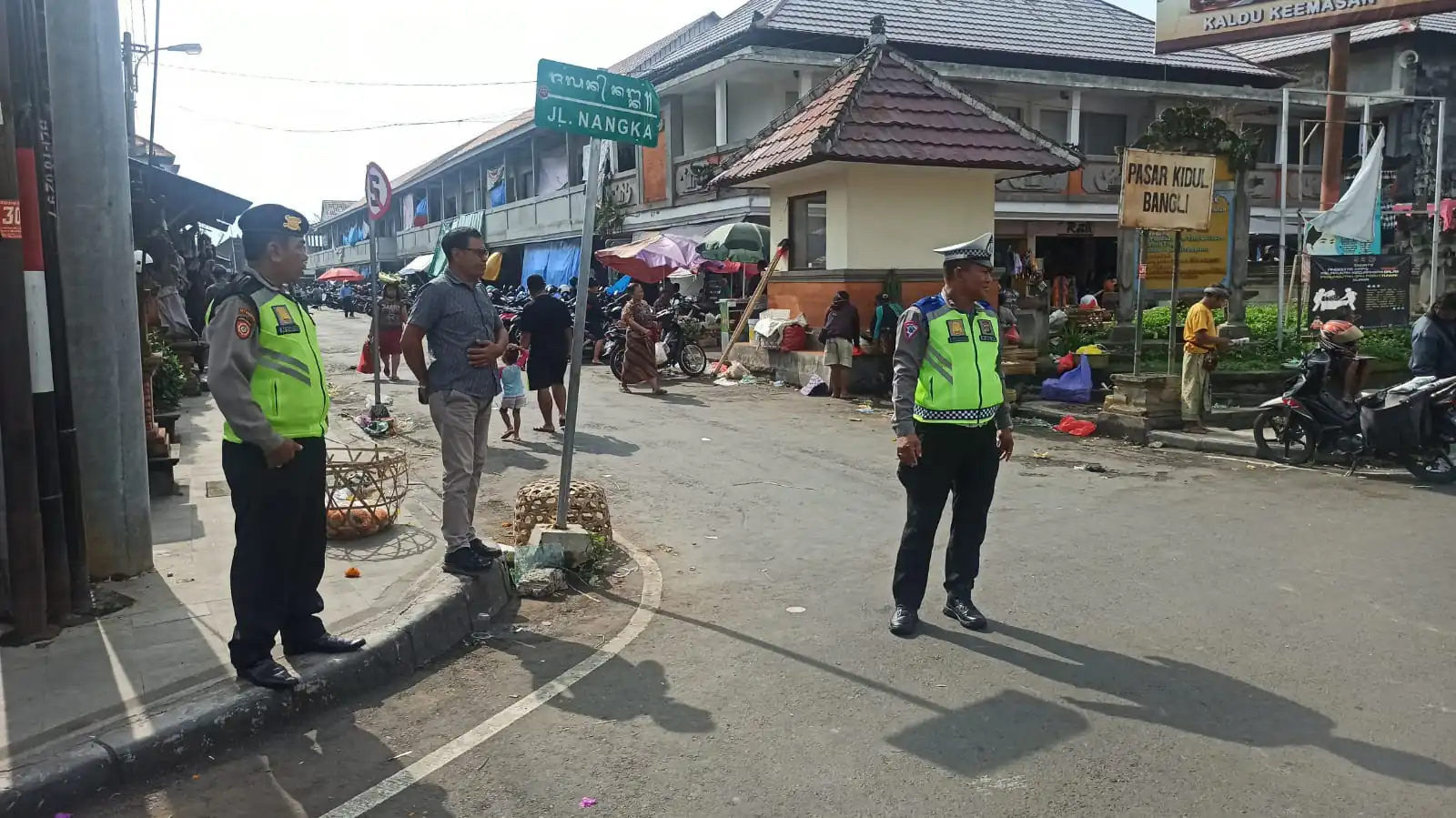 Jelang Hari Kuningan, Pawas Bersama Anggota Sambangi Pasar Kidul Bangli
