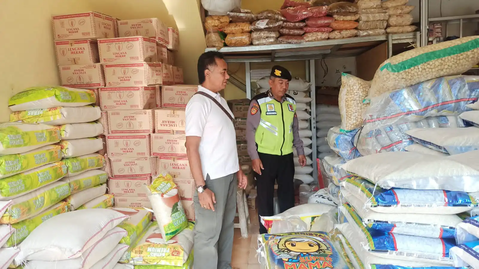 Jelang Hari Raya Idul Fitri, Unit Intelkam Polsek Bangli, Cek Harga Stock Sembako Di Pasar Kidul