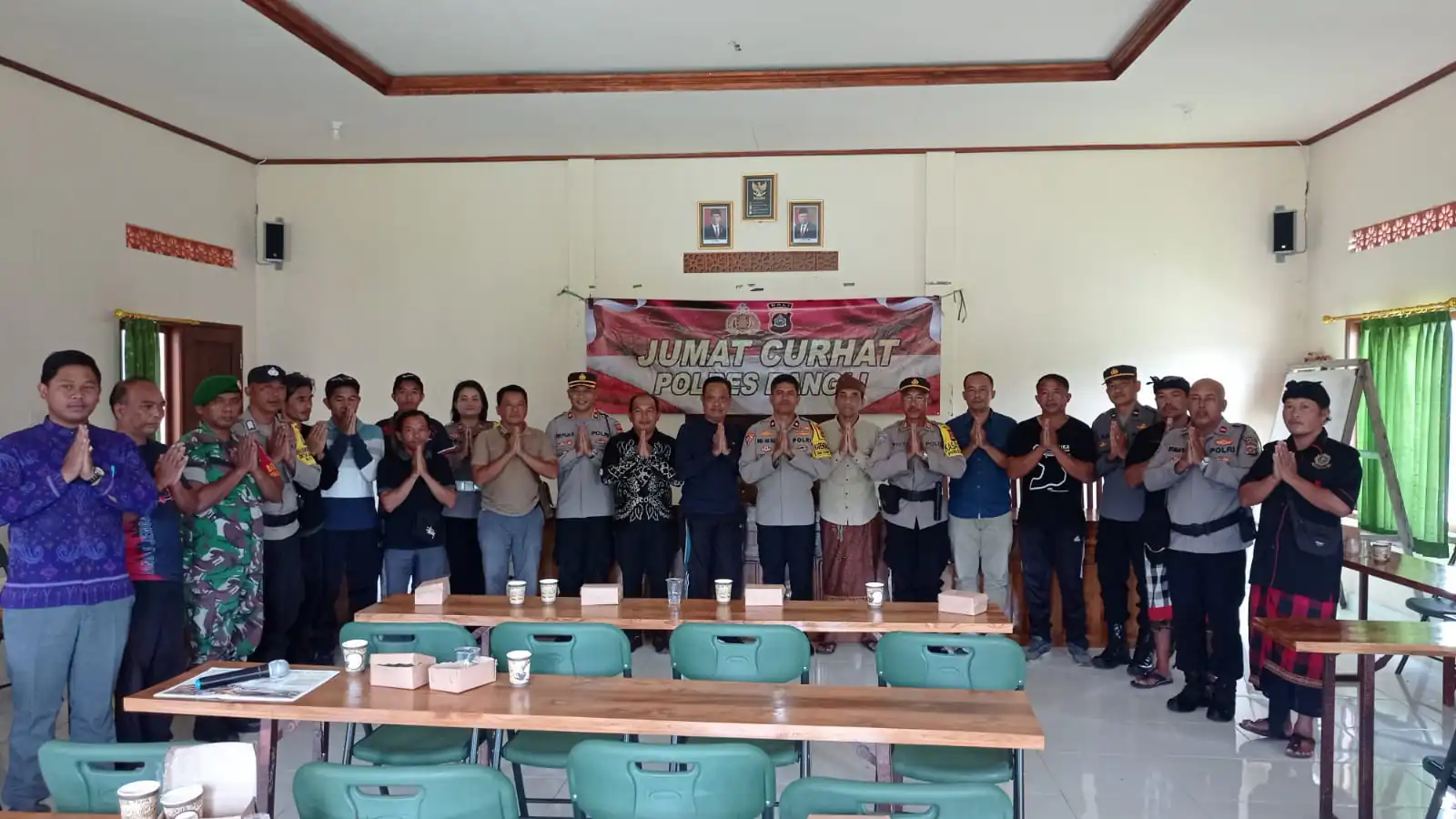 Melalui Jumat Curhat, Kabag Ops Polres Bangli Didampingi Kapolsek Bangli Dengarkan Keluh Kesah Masyarakat