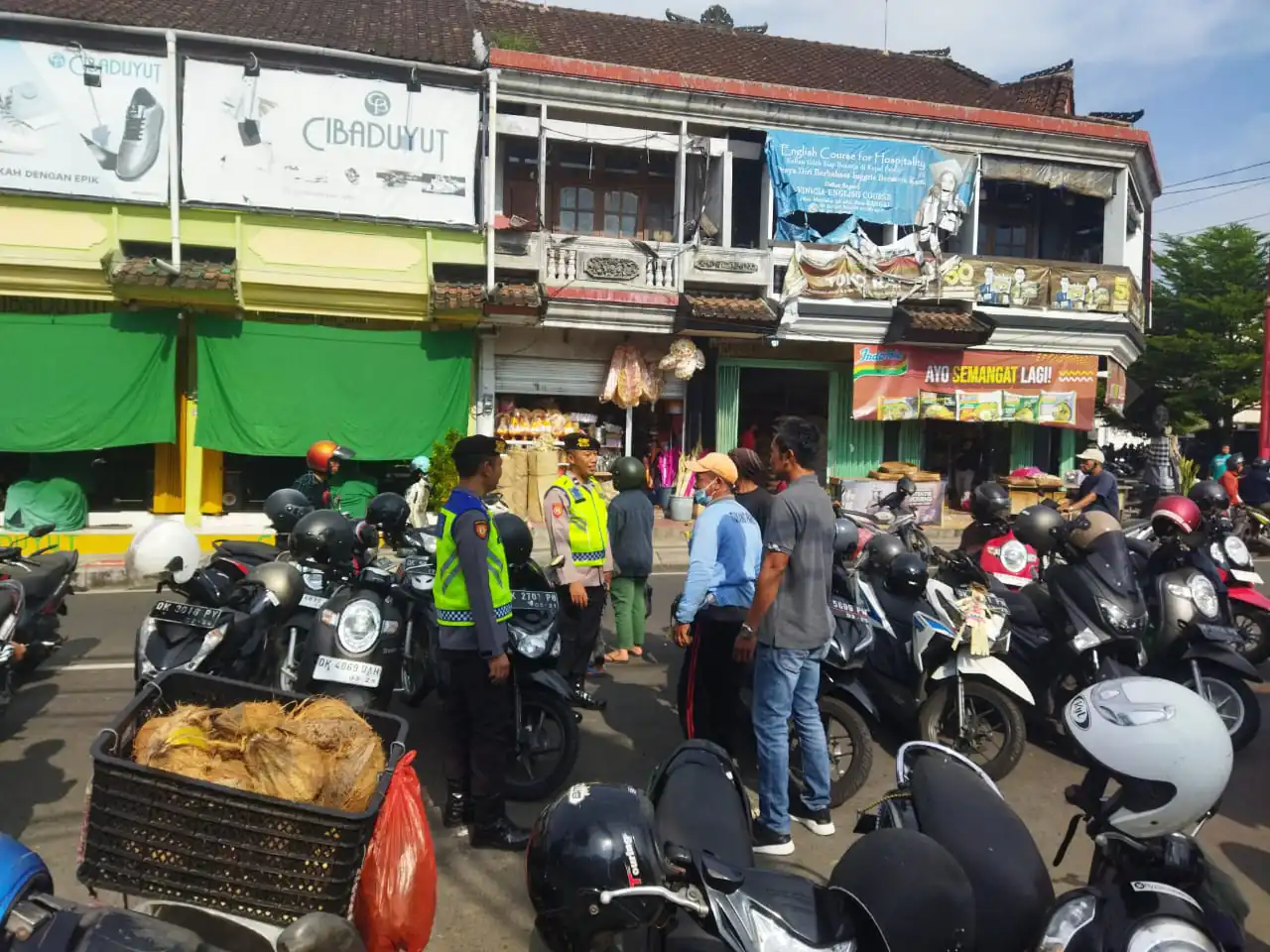 Menjelang Hari Raya Kuningan Dan Nyepi, Pawas Bersama Anggota Sambangi Pasar Kidul Bangli