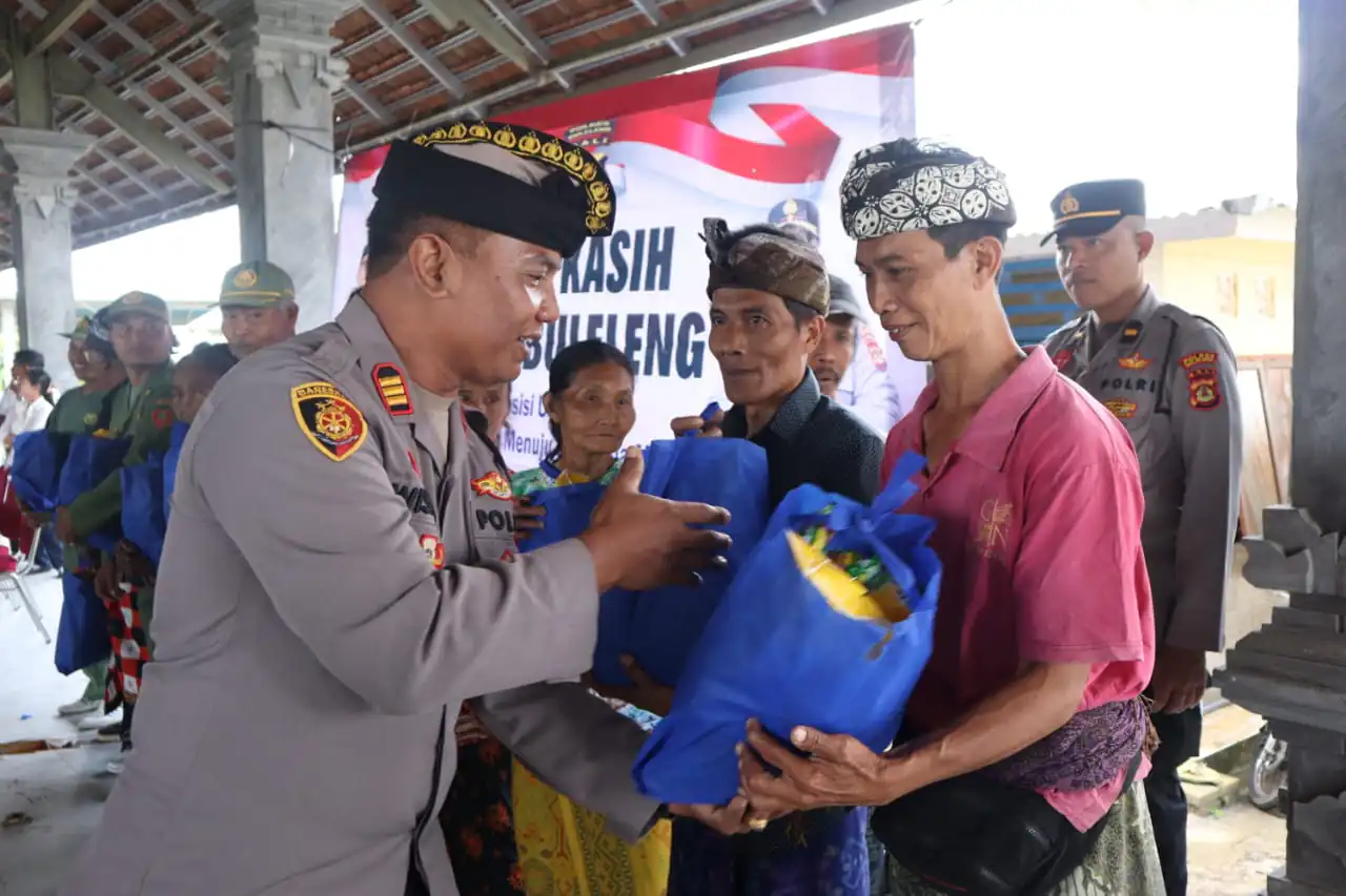 Minggu Kasih, Kapolres Buleleng Memberikan Paket Sembako Di Desa Bongancina, Busungbiu