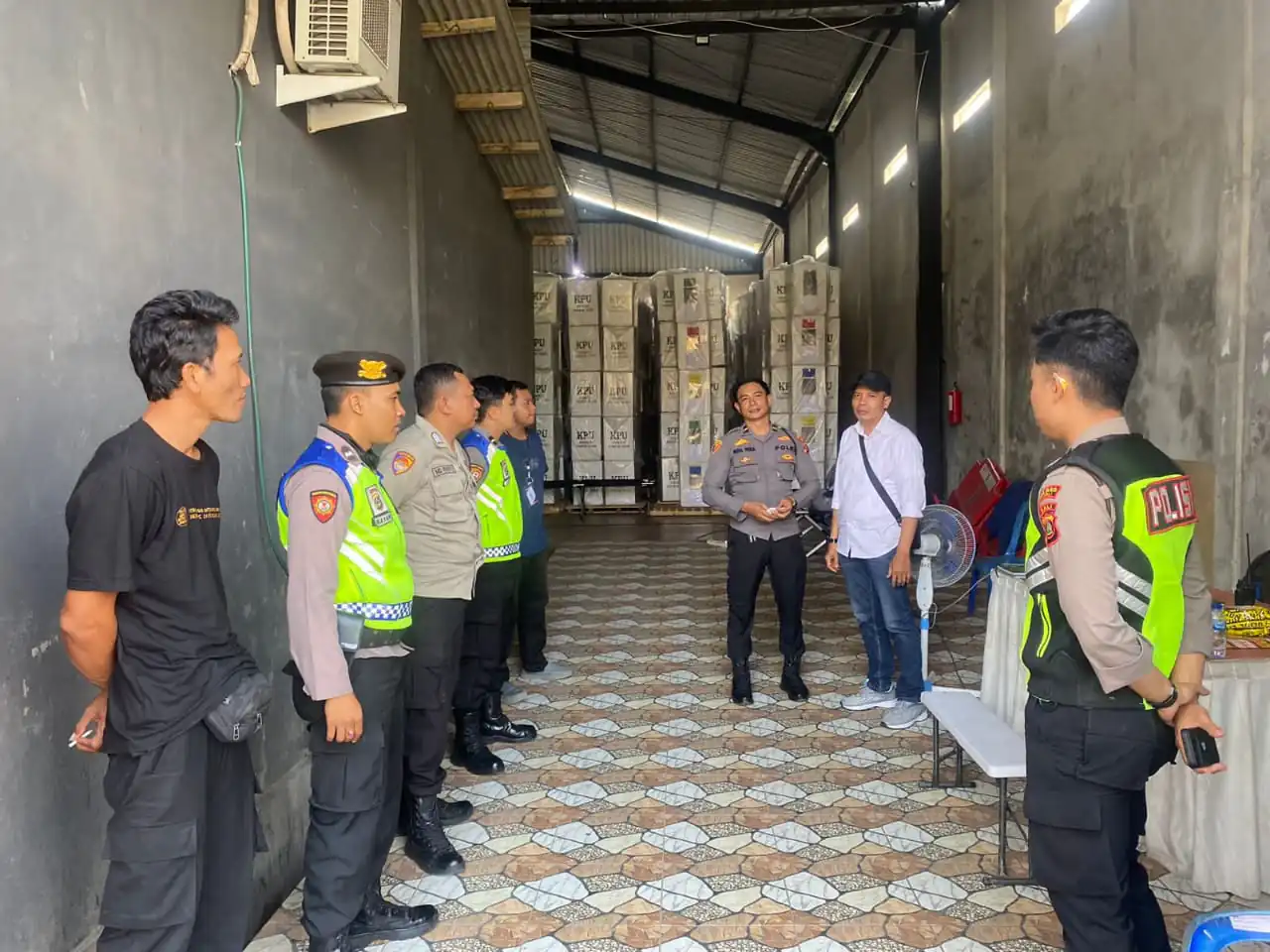 Pastikan Keamanan Gudang, Pawas Bersama Anggota Sambangi Gudang Logistik KPUD Bangli