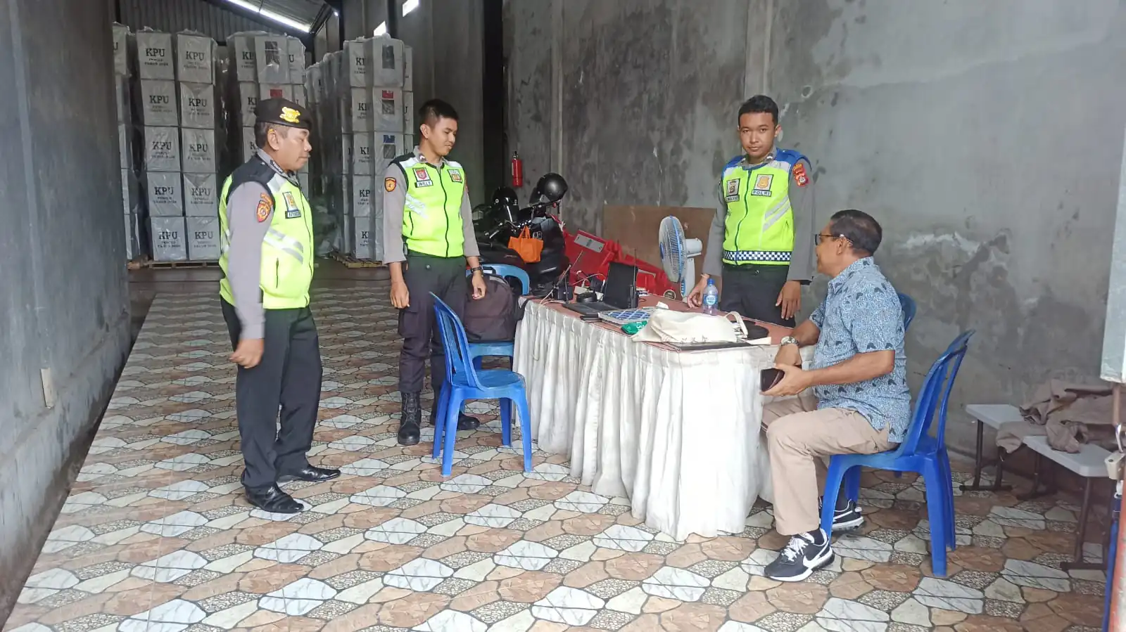 Pastikan Keamanan Gudang, Pawas Bersama Anggota Sambangi Gudang Logistik KPUD Bangli