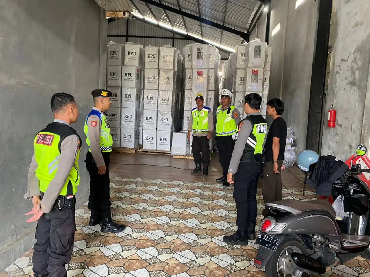 Pastikan Keamanan Gudang, Pawas Bersama Anggota Sambangi Gudang Logistik KPUD Bangli