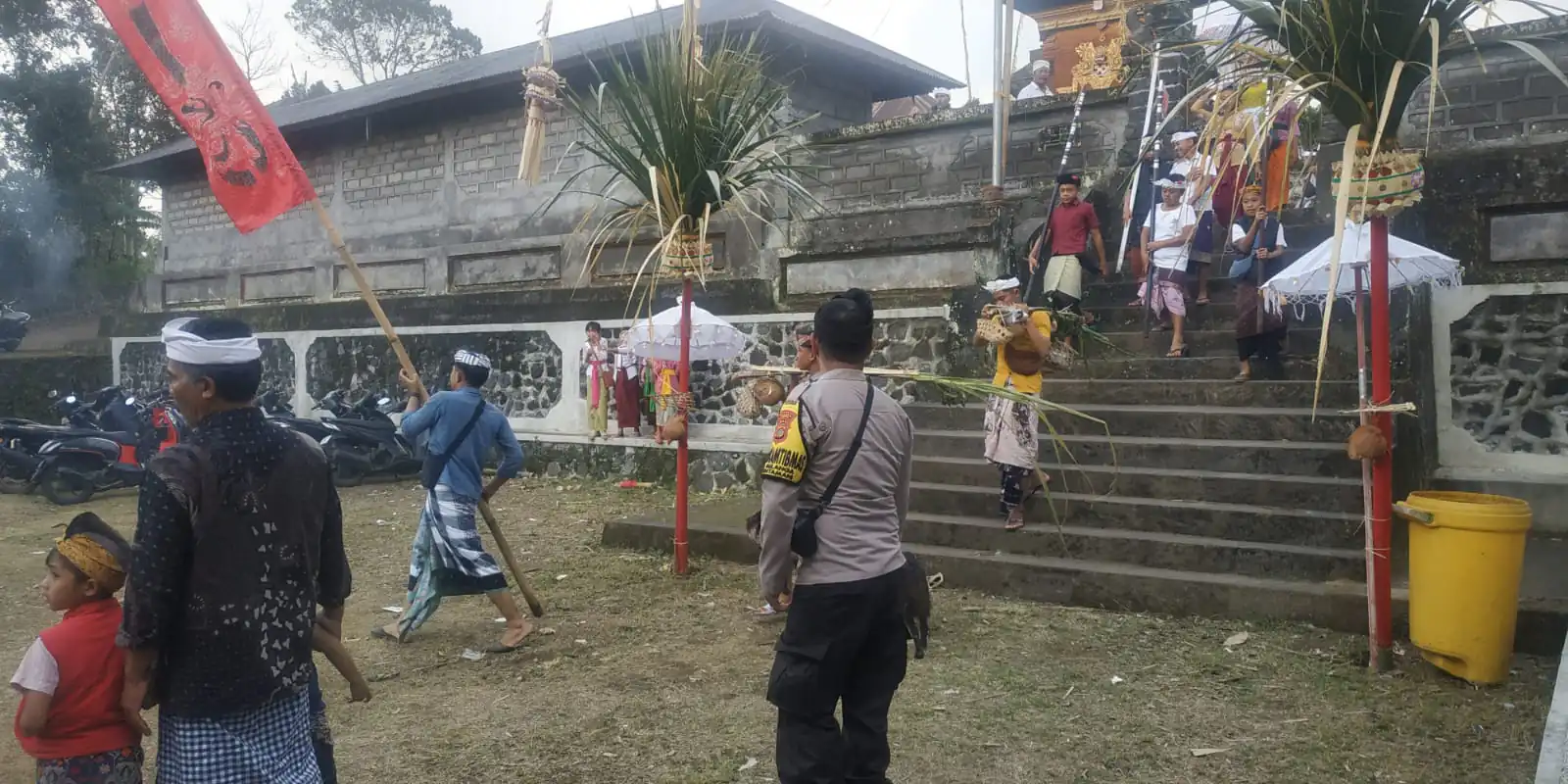 Pengamanan Kegiatan Mesucian Dalam Rangka Piodalan di Pura Dalem Desa Belanga, Kintamani