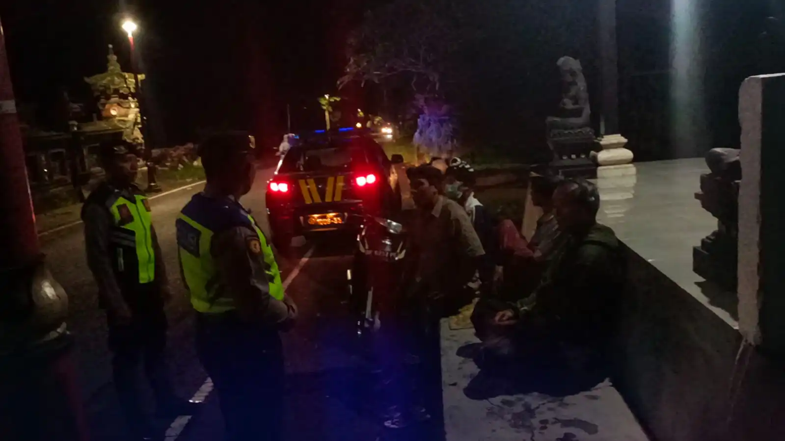 Persempit Ruang Gerak Pelaku Kejahatan Di malam Hari, Personil Sat Samapta Sambangi Pakemitan di Pura Dalem Penonggekan Kab. Bangli