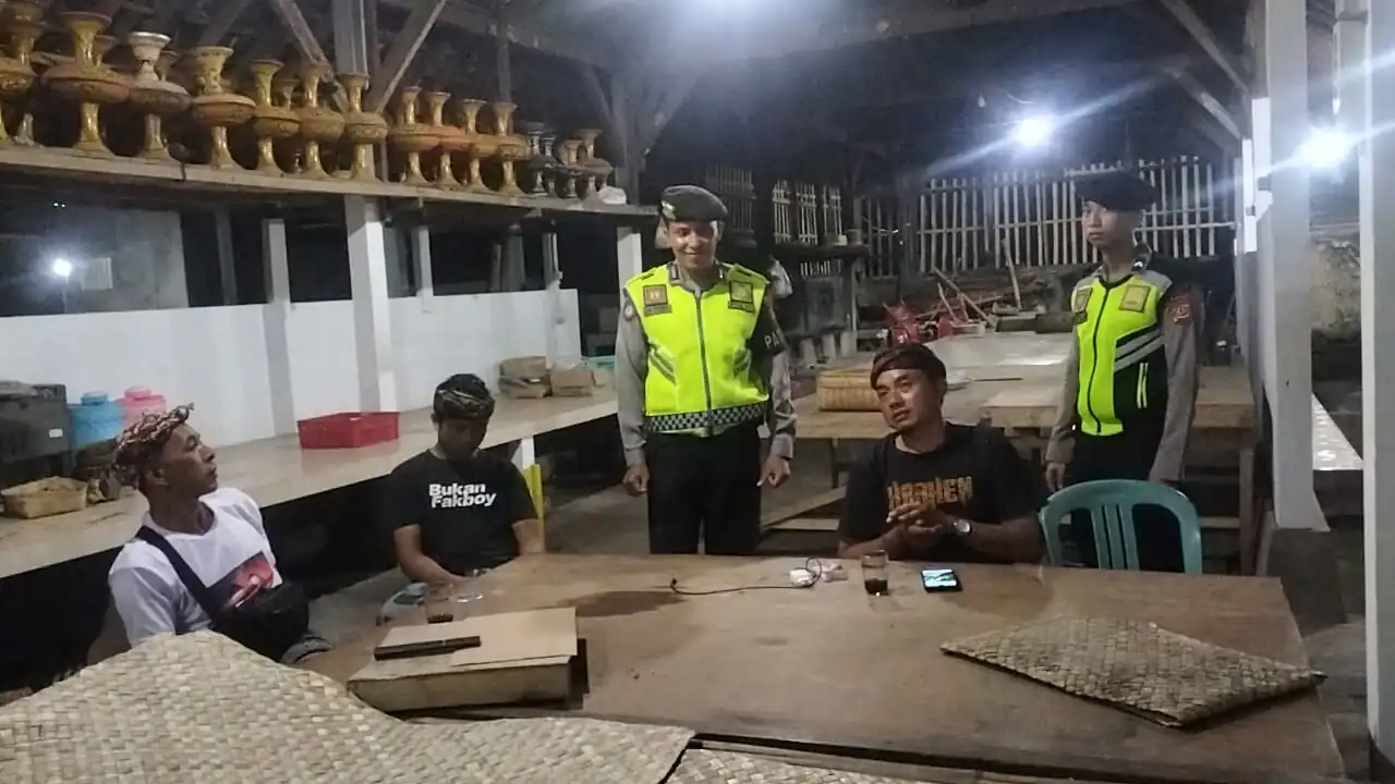 Persempit Ruang Gerak Pelaku Kejahatan Di malam Hari, Personil Sat Samapta Sambangi Pakemitan di Pura Dalem Penonggekan Kab. Bangli