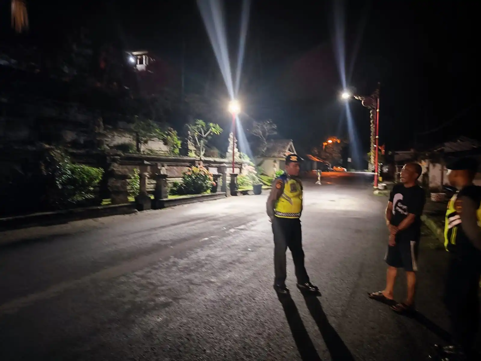 Persempit Ruang Gerak Pelaku Kejahatan Di malam Hari, Personil Sat Samapta Sambangi Pakemitan di Pura Kehen Bangli