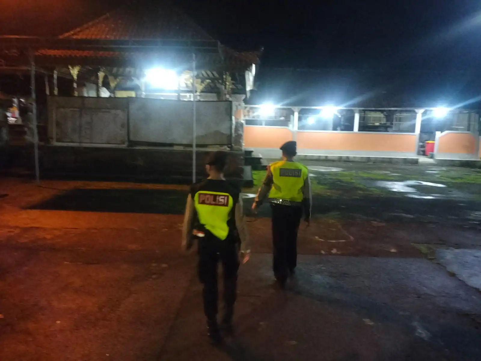 Persempit Ruang Gerak Pelaku Kejahatan Di malam Hari, Personil Sat Samapta Sambangi Tempat Suci Pura Tampa pakemitan