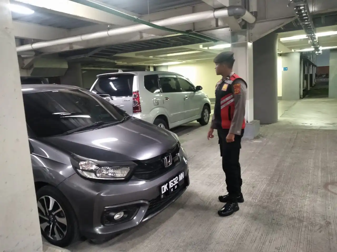 Personil Polres Bandara Ngurah Rai Sisir Tempat Parkir