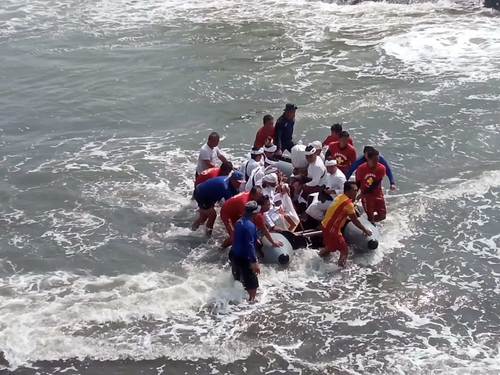 Program “Mekendang ” ( Melasti, Mulang Pekelem dan Ngayah ) Satuan Polairud Polres Tabanan di Pura Luhur Tanah Lot Kediri Tabanan