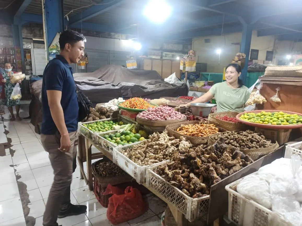 Sambangi Pasar Kidul, Unit Intelkam Polsek Bangli, Cek Harga Dan Ketersediaan Stock Sembako