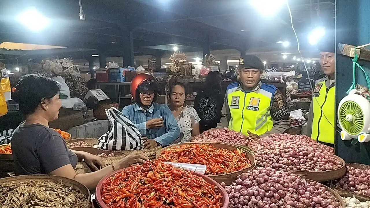 Sat Samapta Melaksanakan Patroli Dialogis Di Pasar Kidul Bangli