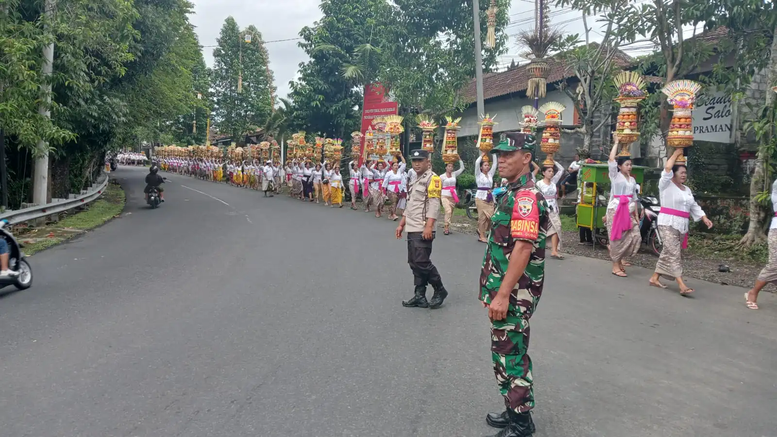Sinergitas Bhabinkamtibmas Dengan Babinsa, Amankan Kegiatan Masyarakat