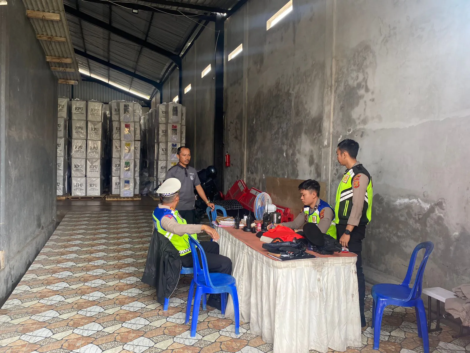 Tingkatkan KRYD, Pawas Bersama Anggota Sambangi Gudang Logistik KPUD Bangli