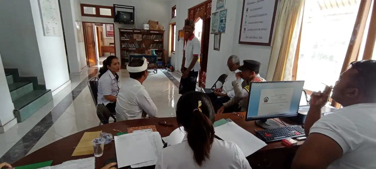 Tingkatkan Silahturahmi, Bhabinkamtibmas Bunutin Sambangi Kantor Desa