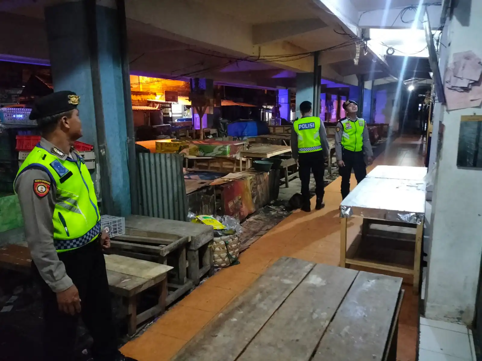 Wujudkan Situasi Aman, Personil Samapta Polres Bangli Lakukan Patroli Malam di Areal Pertokoan Pasar Kidul Bangli.
