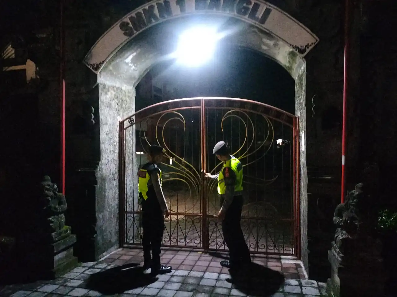 Wujudkan Situasi yang Aman Dimalam Hari, Satuan Samapta Polres Bangli Laksanakan Patroli di sekolah SMKN 1 Bangli Kab. Bangli