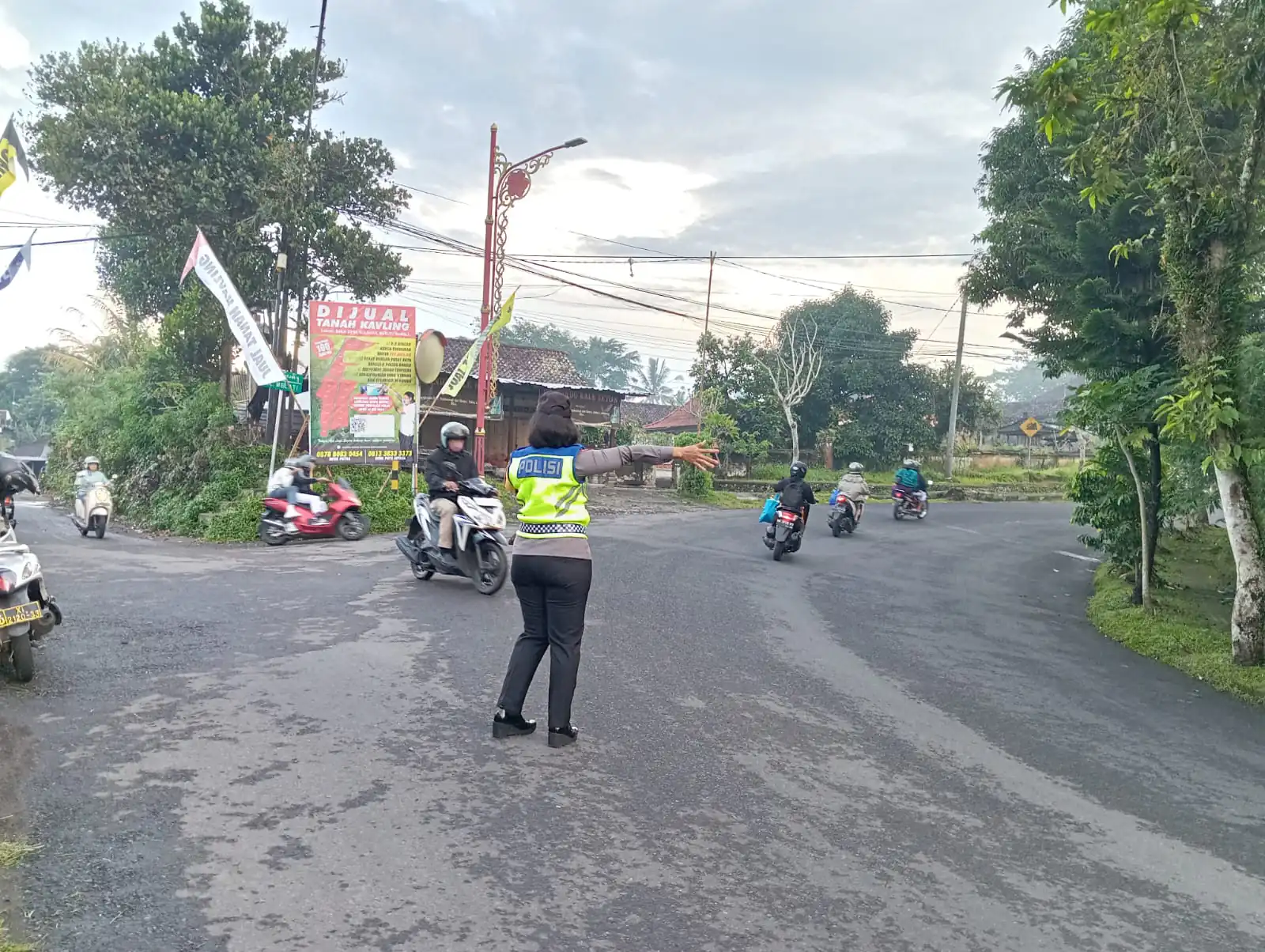 Bentuk Pelayanan Di Pagi Hari, Personil Polsek Bangli Laksanakan Pengaturan
