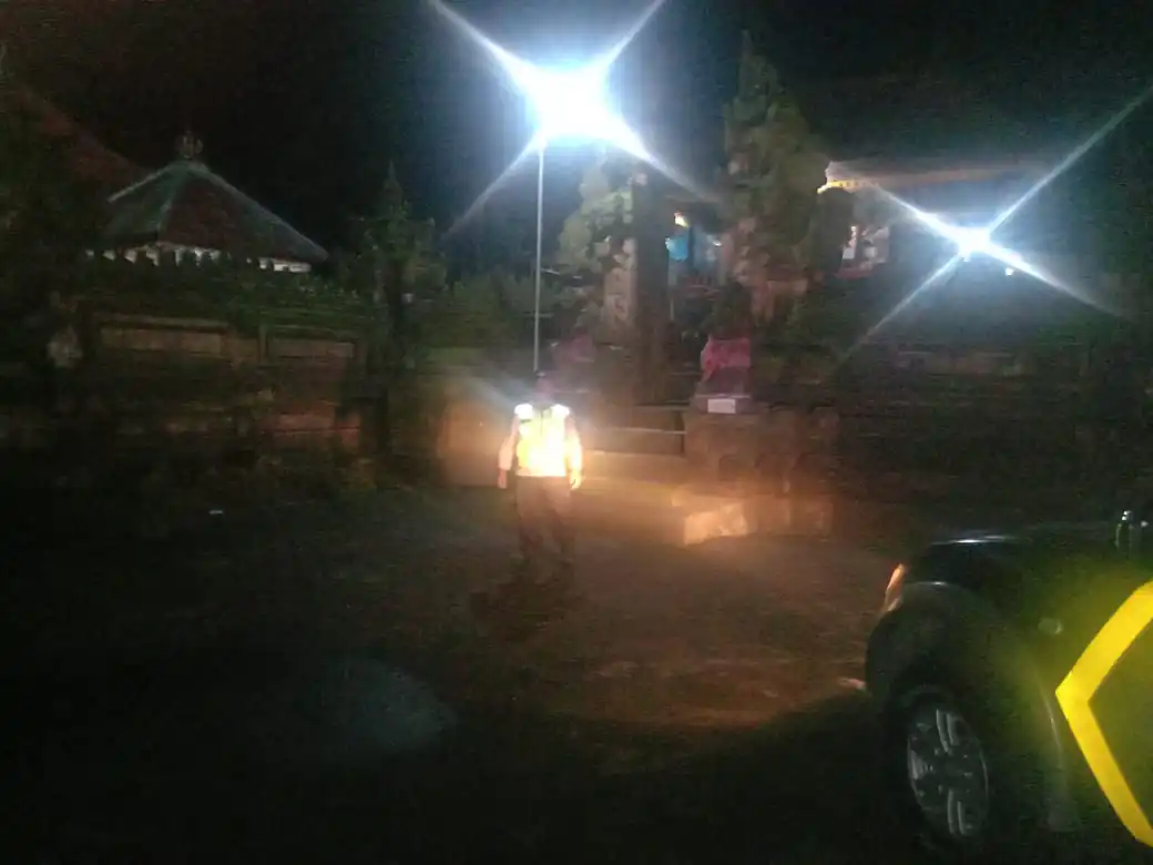 BLUE LIGHT ANTISIPASI KEJAHATAN DIMALAM HARI PERSONIL POLSEK SUSUT MELAKSANAKAN KEGIATAN PATROLI BLUE LIGHT.