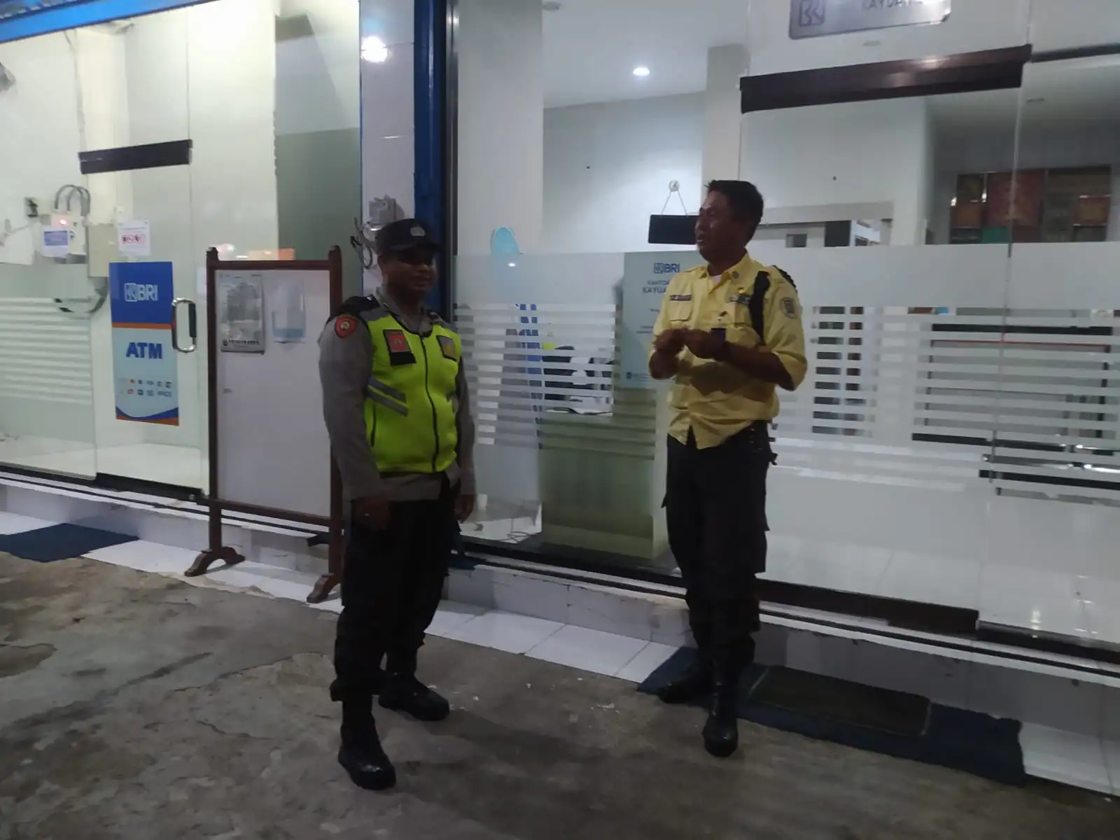 BLUE LIGHT ANTISIPASI KEJAHATAN DIMALAM HARI PERSONIL POLSEK SUSUT MELAKSANAKAN KEGIATAN PATROLI BLUE LIGHT.