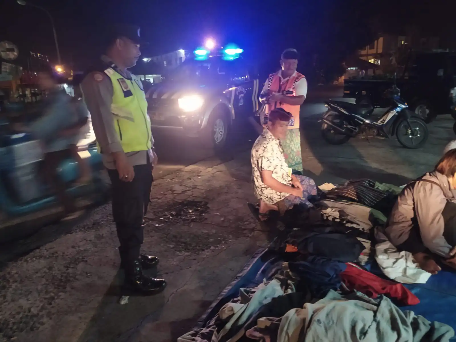 BLUE LIGHT ANTISIPASI KEJAHATAN DIMALAM HARI PERSONIL POLSEK SUSUT MELAKSANAKAN KEGIATAN PATROLI BLUE LIGHT.