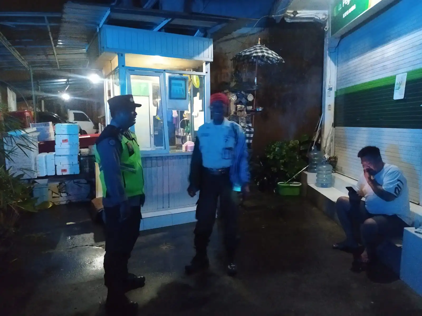 BLUE LIGHT ANTISIPASI KEJAHATAN DIMALAM HARI PERSONIL POLSEK SUSUT MELAKSANAKAN KEGIATAN PATROLI BLUE LIGHT.