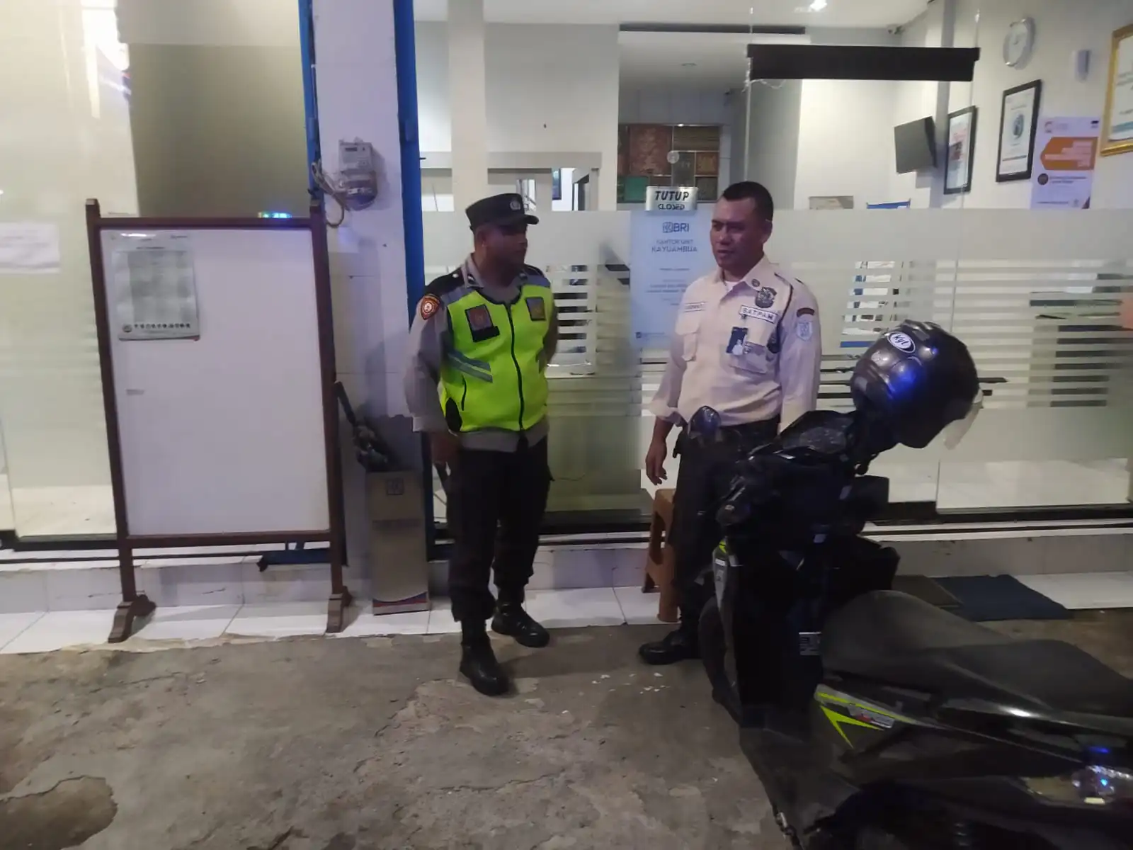 BLUE LIGHT ANTISIPASI KEJAHATAN DIMALAM HARI PERSONIL POLSEK SUSUT MELAKSANAKAN KEGIATAN PATROLI BLUE LIGHT
