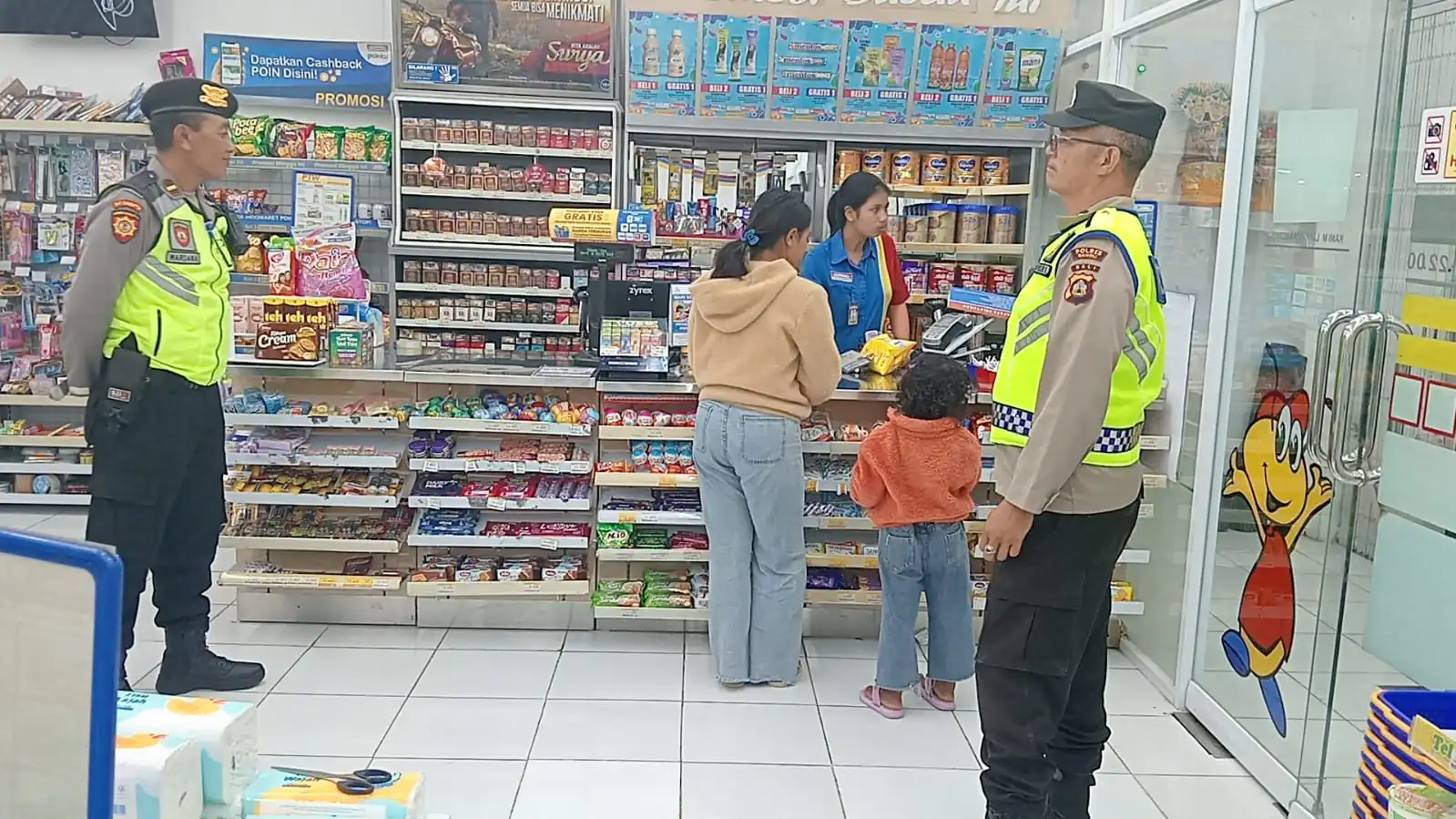 BLUE LIGHT ANTISIPASI KEJAHATAN DIMALAM HARI PERSONIL POLSEK SUSUT MELAKSANAKAN KEGIATAN PATROLI BLUE LIGHT.