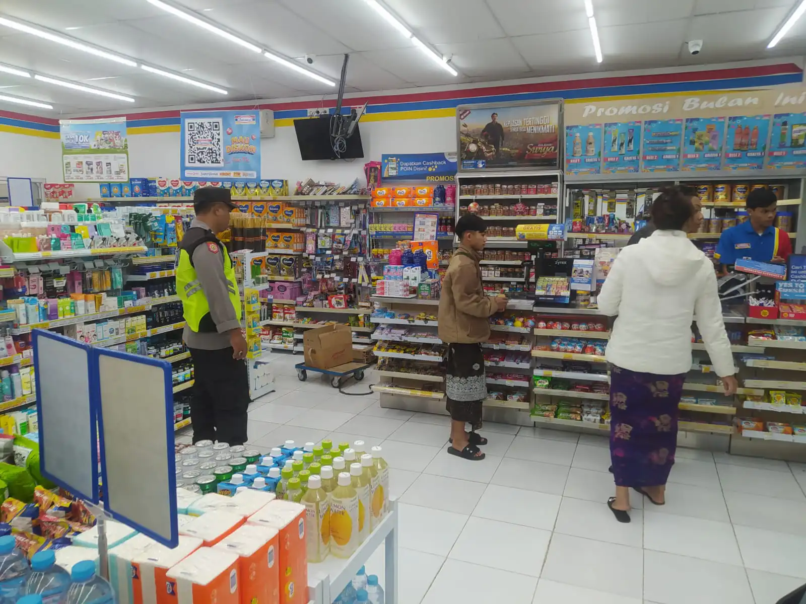 BLUE LIGHT ANTISIPASI KEJAHATAN DIMALAM HARI PERSONIL POLSEK SUSUT MELAKSANAKAN KEGIATAN PATROLI BLUE LIGHT.
